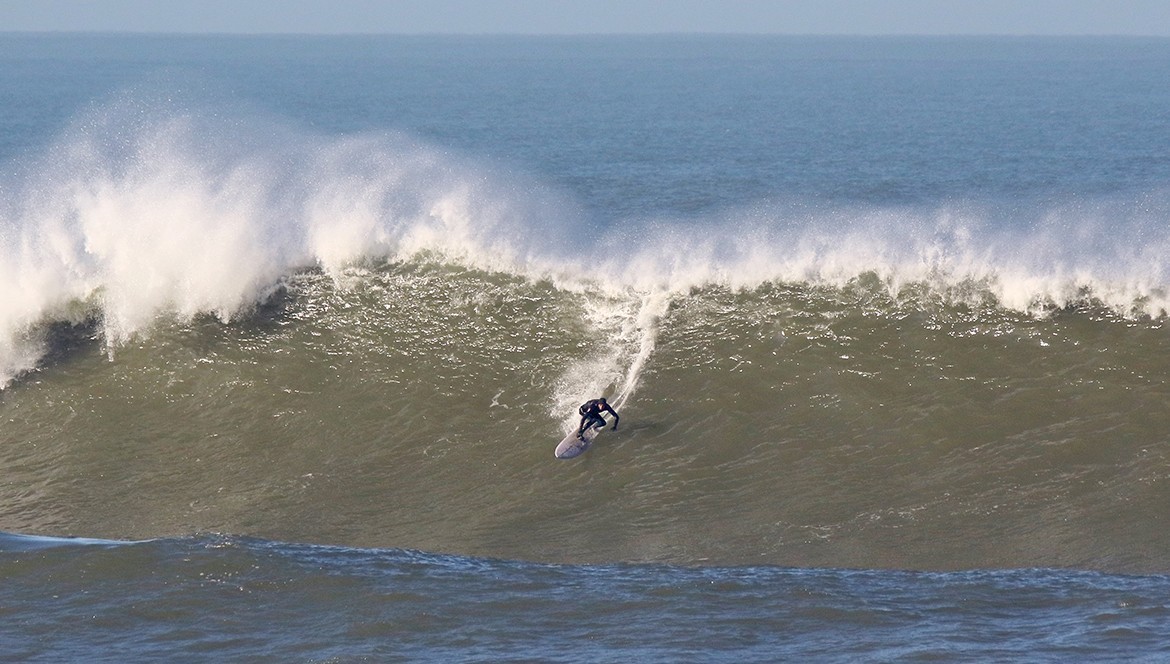 Cornelius ACCOH teste sa nouvelle combinaison WETTY 4/4MM au pays basque lors du plus gros swell d'automne